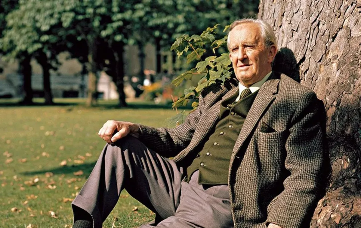 زندگی‌نامه‌ی جی. آر. آر. تالکین ؛ خالق سرزمین میانه و استاد زبان‌شناسی